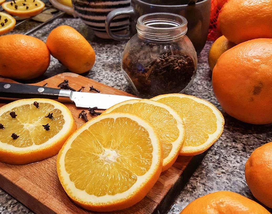 ভিটামিন সি: পেশি ব্যথা কমাতে ভিটামিন সি সমৃদ্ধ খাবার খান। কমলালেবু, আঙুরে প্রচুর ভিটামিল সি রয়েছে। ভিটামিন সি প্রচুর পরিমাণে কোলাজেন প্রোটিন তৈরি করে, যা হাড়ের শক্তি বৃদ্ধি করে।