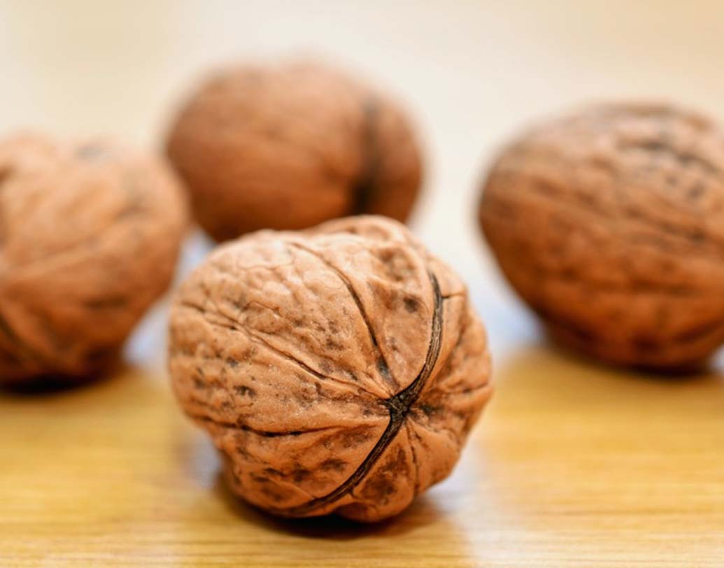 বাদাম: আখরোট, পেস্তা, আমন্ড বাদামে রয়েছে বেশি পরিমাণে ক্যালসিয়াম, ম্যাগনেসিয়াম, প্রোটিন, জিঙ্ক, ভিটামিন-ই এ ফাইবার। অস্টিওআর্থারাইটিস এবং রিউম্যাটয়েড আর্থারাইটিস কমাতে বাদাম খুব উপকারি।