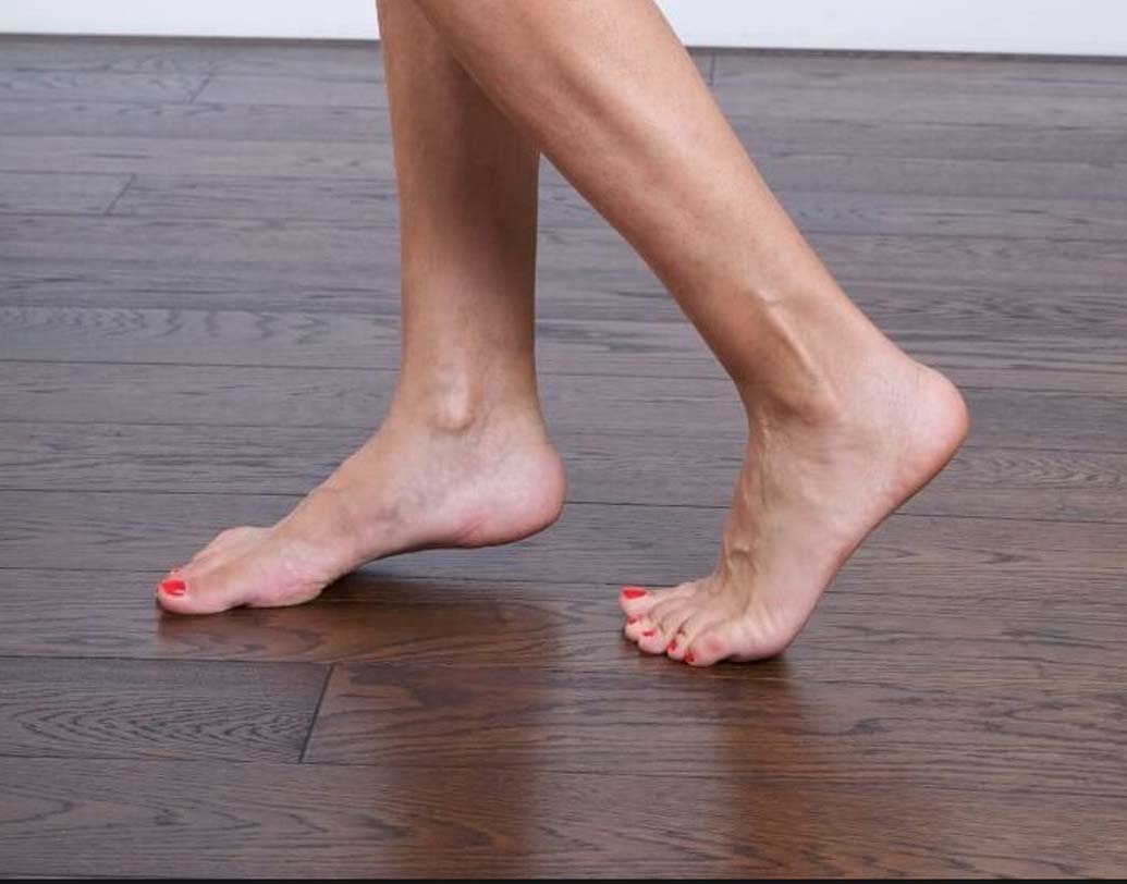 খালি পায়ে হাঁটুন: শিকাগোর রাস ইউনিভার্সিটি অফ মেডিক্যাল সেন্টারের প্রকাশিত একটি বিজ্ঞান পত্রিকায় দেখা গিয়েছে ৭৫ শতাংশ মানুষ অস্টিওআর্থারাইটিসে ভোগেন। বাত এবং পেশির ব্যথা কমানোর সবচেয়ে সহজ পদ্ধতি হল খালি পায়ে হাঁটুন। এতে ব্যথা প্রায় ১২ শতাংশ কমে যাবে। অথবা চিকিৎসকের পরামর্শ অনুযায়ী পায়ের গড়ন মতো জুতো পড়ুন।