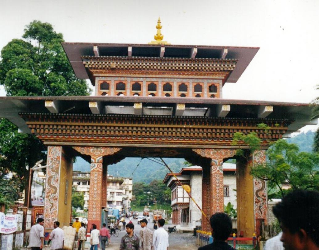 ভুটান: ভুটানে প্রবেশের জন্যেও ভারতীয়দের অনুমতিপত্রের তেমন কোনও কড়াকড়ি নেই। পশ্চিমবঙ্গের জয়গাঁও-ফুন্টশোলিং বর্ডার এলাকা দিয়েই যাওয়া যায় ভুটানে। তবে যে কোনও সরকারি পরিচয়পত্র যেমন ভোটার কার্ড, আধার কার্ড বা পাসপোর্ট সঙ্গে রাখতে হবে।