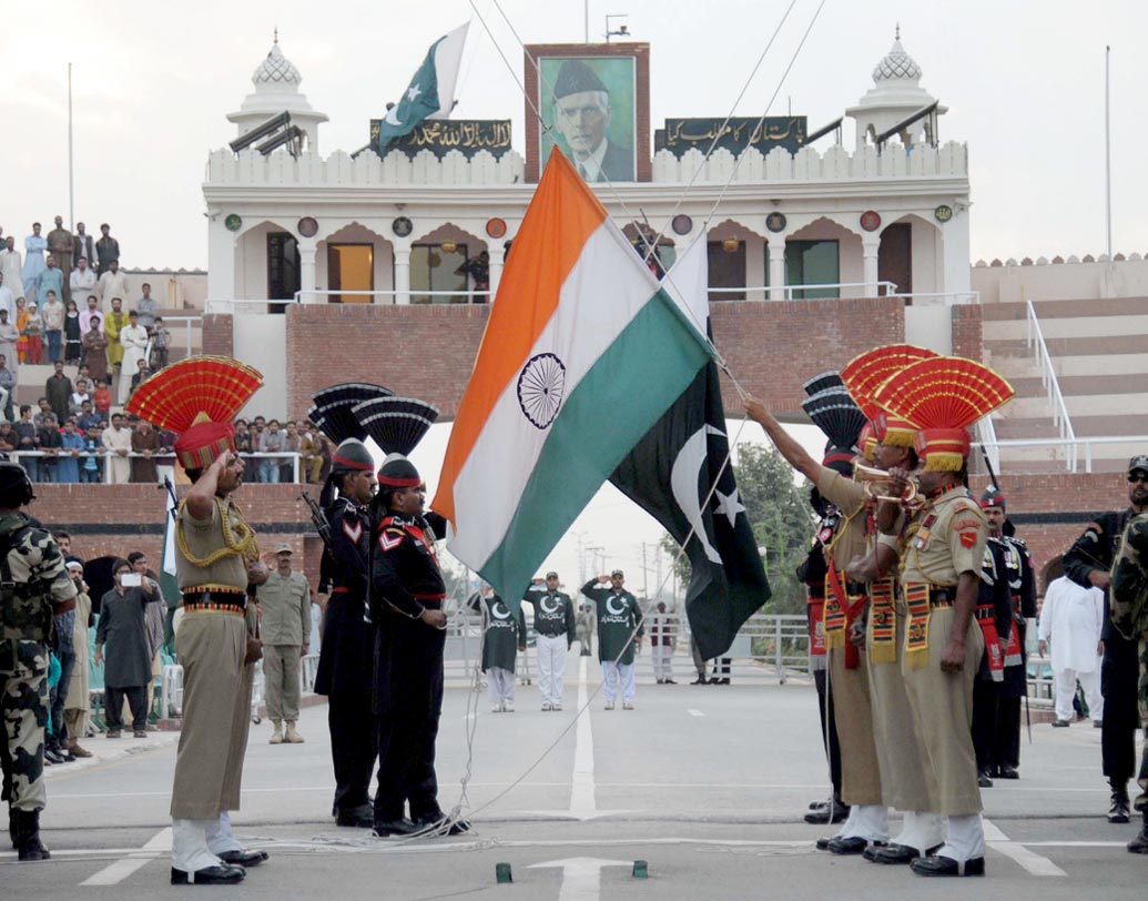 পাকিস্তান: প্রতিবেশী দেশ পাকিস্তানে যাওয়ার জন্য ভিসা পাওয়ার ক্ষেত্রে নিয়মের বেশ কড়াকড়ি রয়েছে। কখনও কখনও পাকিস্তানের ভিসা পেতে দীর্ঘ দিন অপেক্ষা করতে হয়।