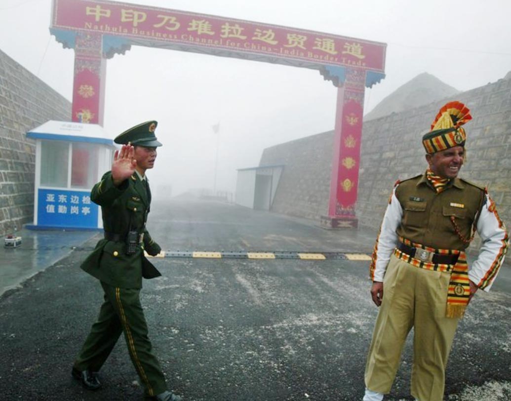 চিন: এ দেশেও  যাওয়ার জন্য ভিসা পাওয়ার ক্ষেত্রে নিয়মের বেশ কড়াকড়ি রয়েছে। সড়কপথে চিনে প্রবেশের অন্যতম পথটি হল সিকিমের নাথু লা।