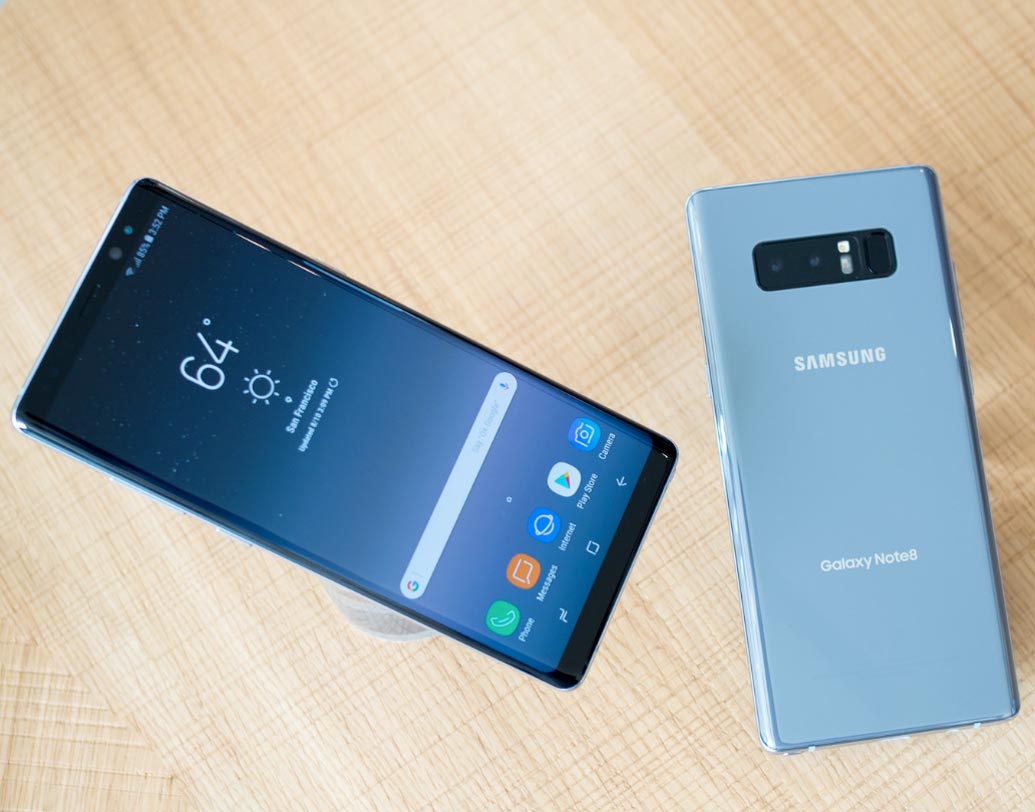 গ্যালাক্সি নোট ৮-এ রয়েছে ৩৩০০ এমএএইচ ব্যাটারি যা ২২ ঘণ্টা পর্যন্ত টকটাইম ব্যাকআপ দিতে সক্ষম।