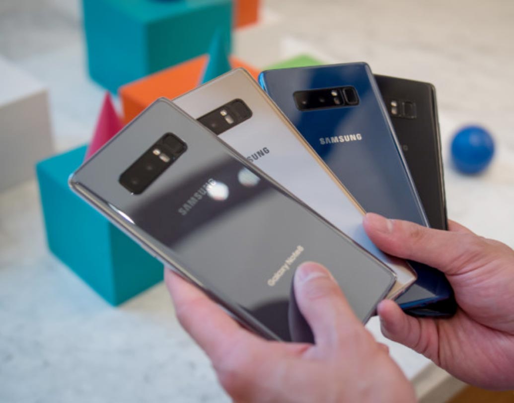 সংস্থার পক্ষ থেকে জানানো হয়েছে, এই ফোন কিনলে এর সঙ্গে বিনামূল্যে মিলবে একটি ওয়্যারলেস চার্জিং ডক।