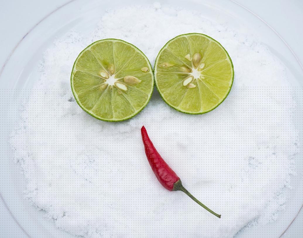 নুন: বেশি নুন খেলে মুখ ফোলা দেখাতে পারে। চোখের চারপাশের চামড়া খুবই পাতলা ও নরম হয়। দ্য ন্যাশনাল হার্ট লাং অ্যান্ড ব্লাড অ্যাসোসিয়েশন অনুযায়ী, দিনে ৫০০ মিলিগ্রামের বেশি নুন খেলে চোখের কোল ফুলে যেতে পারে।