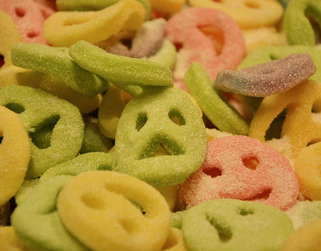 চিনি: অতিরিক্ত চিনিযুক্ত বা মিষ্টি খাবার শুধু যে শরীরের মেদ বাড়ায় তাই নয়, ত্বক শুষ্ক করে দেয়। ফলে চোখের কোল, কপালে বলিরেখা দেখা দিতে পারে।