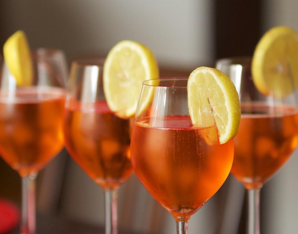 অ্যালকোহল: অতিরিক্ত অ্যালকোহলের নেশায় ত্বকে বলিরেখা দেখা দিতে পারে। চোখের কোলে ফোলা ভাব আসতে পারে।