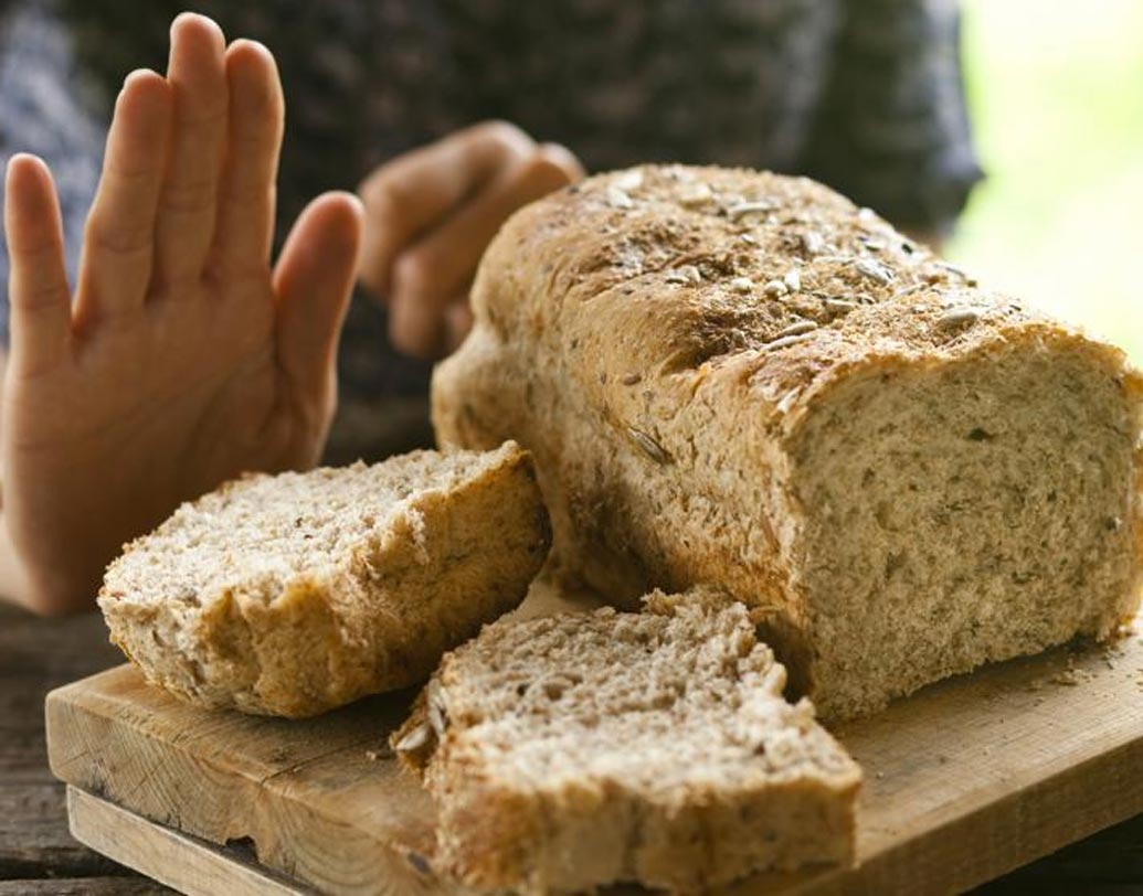 গ্লুটেন সমৃদ্ধ খাবার: গ্লুটেন সমৃদ্ধ খাবার বেশি খেলে ত্বকের ধরন বদলে যেতে পারে। কপাল, গালে লাল লাল অ্যাকেন দেখা দিতে পারে। যেটা গ্লুটেন অ্যালার্জির লক্ষণ।