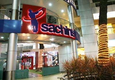 সচিন তেন্ডুলকরও মুম্বইয়ে এটি রেস্তোরাঁ খুলেছিলেন। নাম ‘তেন্ডুলকর’স’।  ২০০৭ সালে রেস্তোরাঁ বন্ধ করে দেন সচিন।