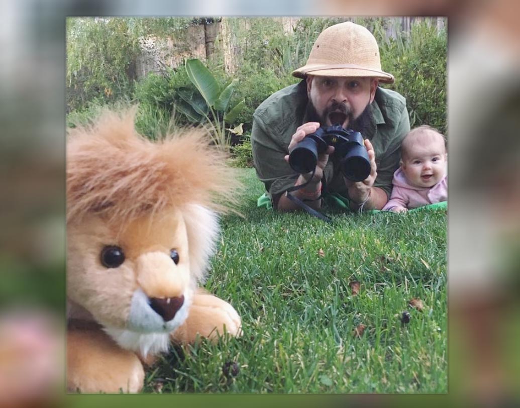 কার্লি জানিয়েছেন, বিচিত্র পোশাকে বাবা-মেয়ের এই দুর্দান্ত ছবিগুলির এক-একটি তুলতে অন্তত ২০ থেকে ২৫ মিনিট সময় লেগেছে তাঁর।