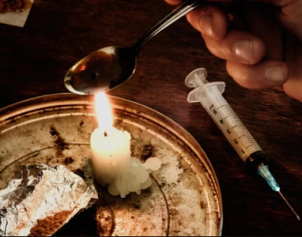 হেরোইন হিসেবে দেখানো হয় দুধের পাউডার, চিনি, বেকিং সোডা এবং সূচ।