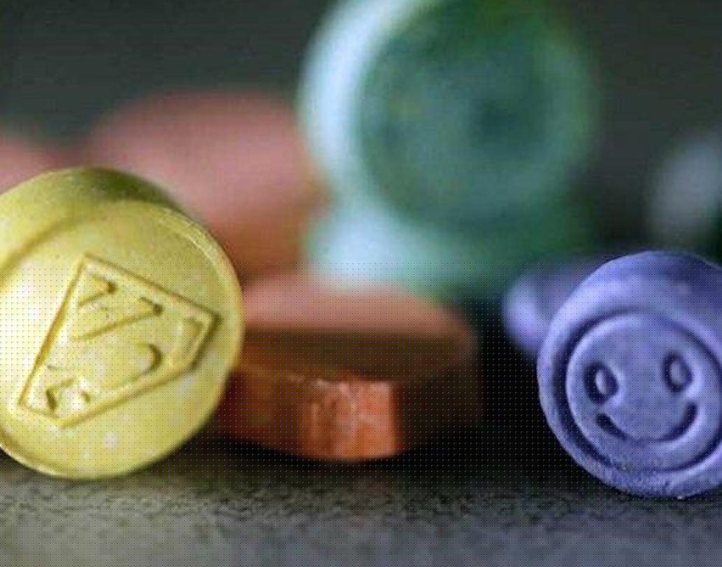 পিল বা ট্যাবলেট হিসেবে দেখানো হয় চিনি দিয়ে তৈরি প্লাসেবো পিলস। সঙ্গে রাবার জাতীয় চকোলেট।