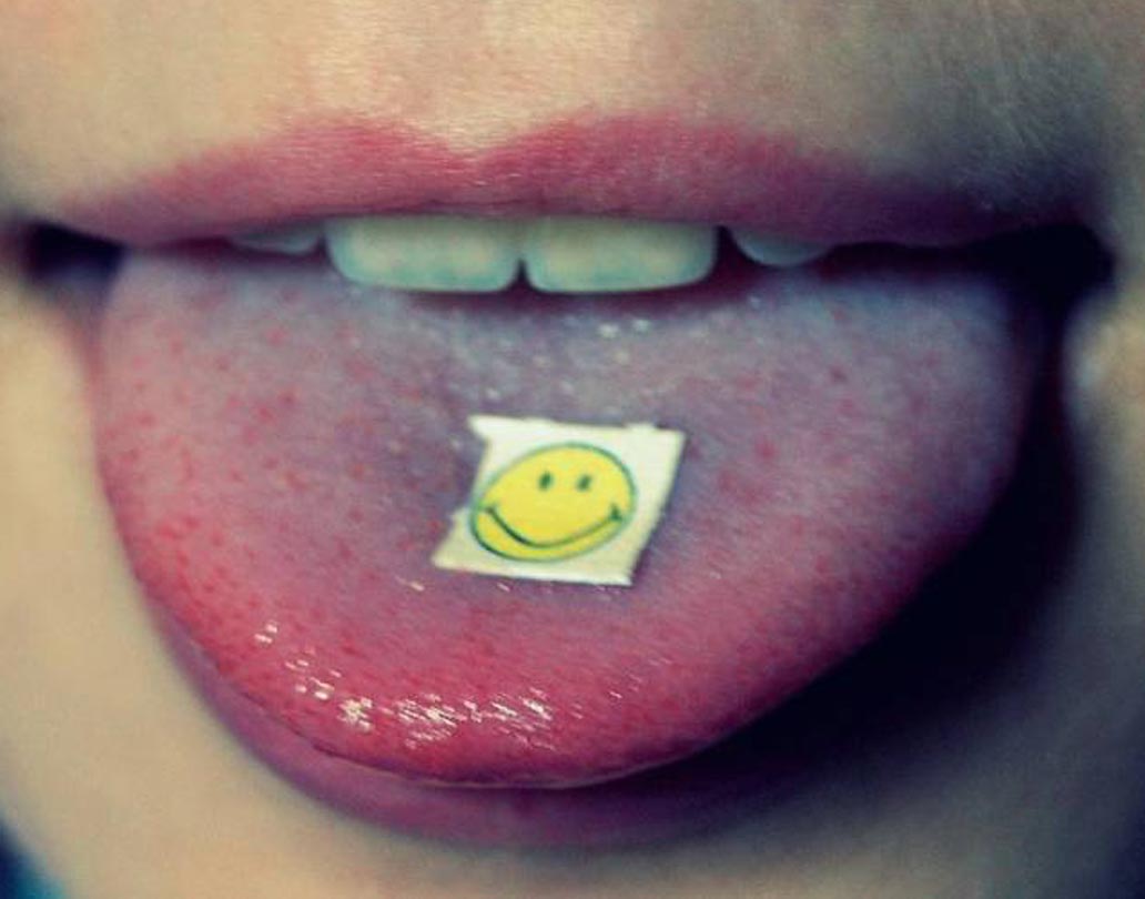 এলএসডি নেওয়ার দৃশ্যও হামেশাই দেখানো হয় ছবিতে। সেখানে ব্যবহার করা হয় ব্লটিং পেপারে সুগারকিউব।