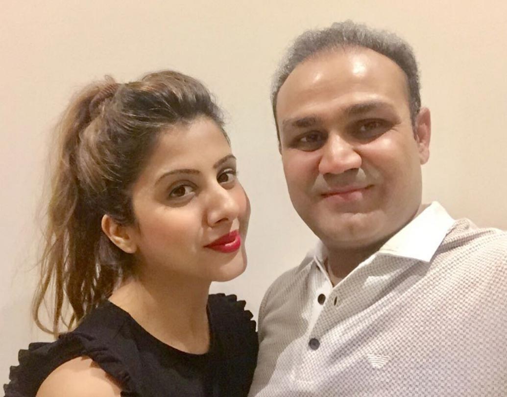 আরতি সহবাগ: বীরেন্দ্র সহবাগকে বিয়ে করার আগে আরতি জনসংযোগ পেশার সঙ্গে যুক্ত ছিলেন। বিয়ের ঠিক আগে এই কাজটি তিনি ছেড়ে দেন।