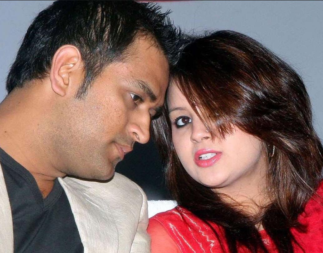 সাক্ষী ধোনি: মাহিকে বিয়ের আগে সাক্ষী কলকাতার তাজ বেঙ্গলে হোটেল ম্যানেজমেন্ট ট্রেনি হিসেবে কর্মরত ছিলেন।