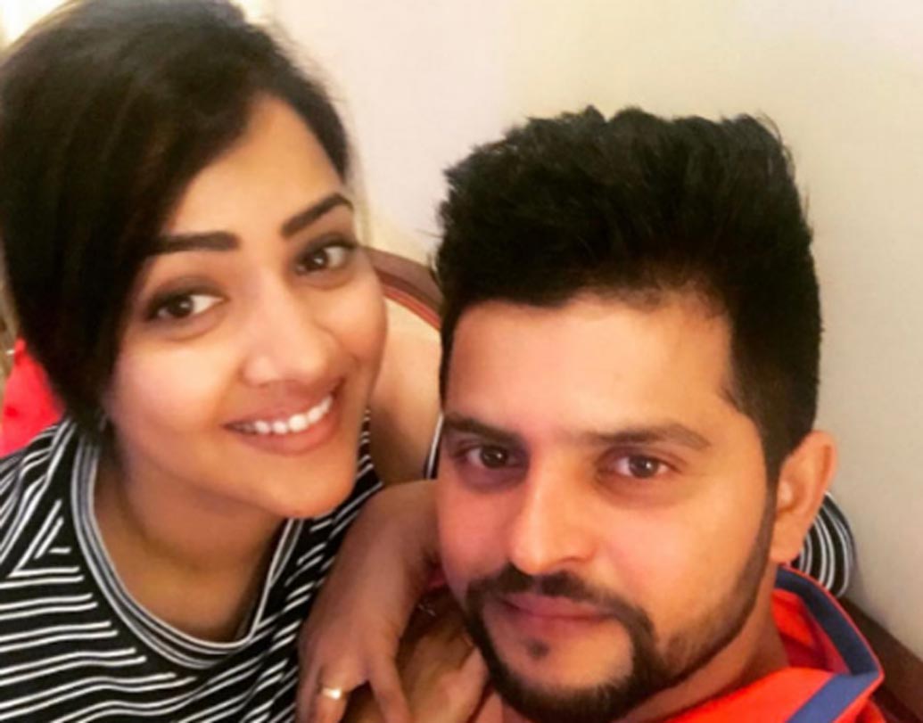 প্রিয়ঙ্কা রায়না: সুরেশ রায়নার স্ত্রী পিয়ঙ্কা একজন ব্যাঙ্ক অফিসার। তবে ভারতীয় ক্রিকেটারকে বিয়ের আগে তিনি এক মাল্টি ন্যাশনাল কোম্পানিতে কর্মরত ছিলেন।