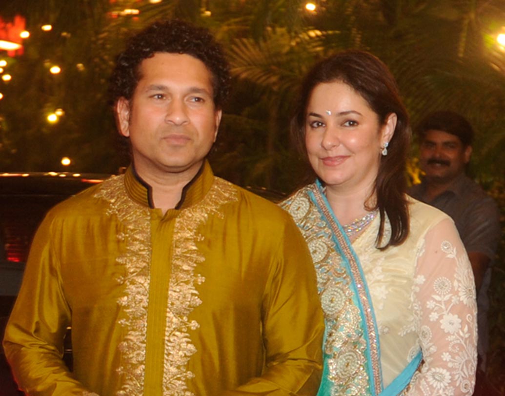 অঞ্জলি তেন্ডুলকর:  সচিনকে বিয়ের আগে রীতিমতো নামী পেডিয়াট্রিশিয়ান ছিলেন অঞ্জলি। তবে স্বামীর সংসার সামলানোর জন্য শেষ পর্যন্ত সেই কাজ থেকে সরে আসেন তিনি।