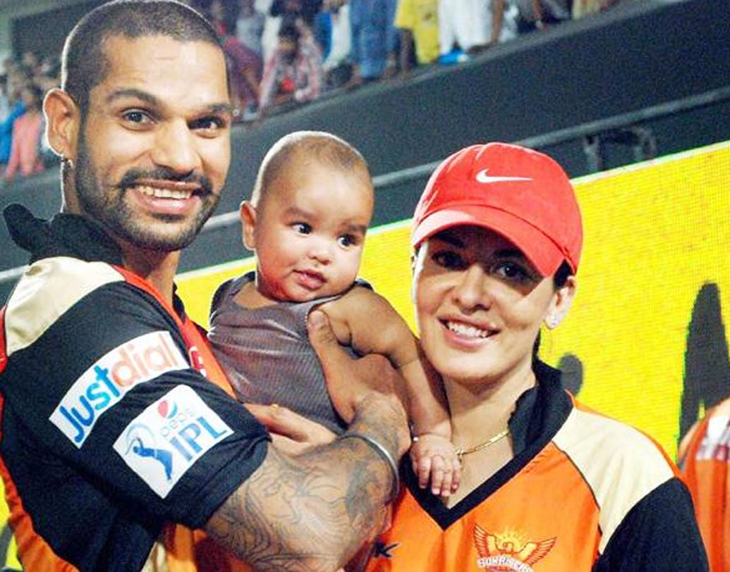 আয়েষা ধবন: শিখর ধবনের স্ত্রী আয়েষা ধবন জন্মসূত্রে এক অস্ট্রেলীয় নাগরিক। তিনি একজন বক্সারও বটে।