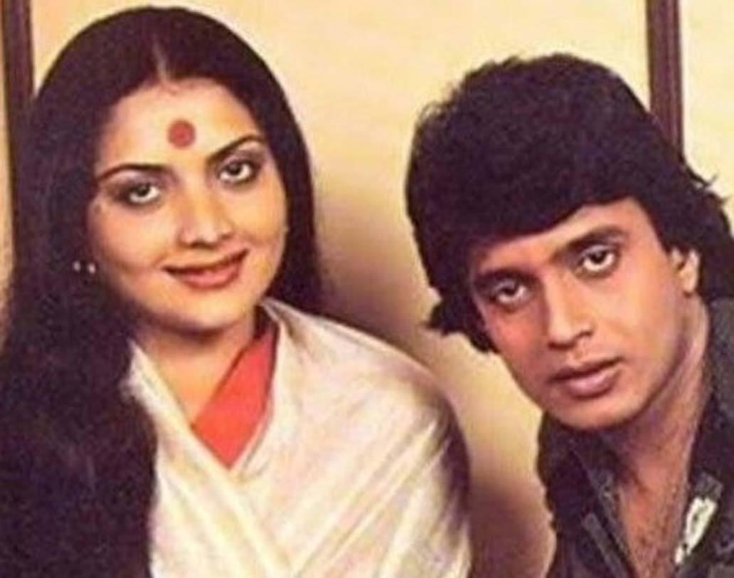 মিঠুনের সঙ্গে শ্রীদেবীর পরকীয়ার কথা সবারই জানা। গুঞ্জন ছিল তাঁরা নাকি বিয়েও করে নিয়েছিলেন। যদিও স্ত্রী যোগিতা বালি কোনওদিন মিঠুনের হাত ছাড়েননি।