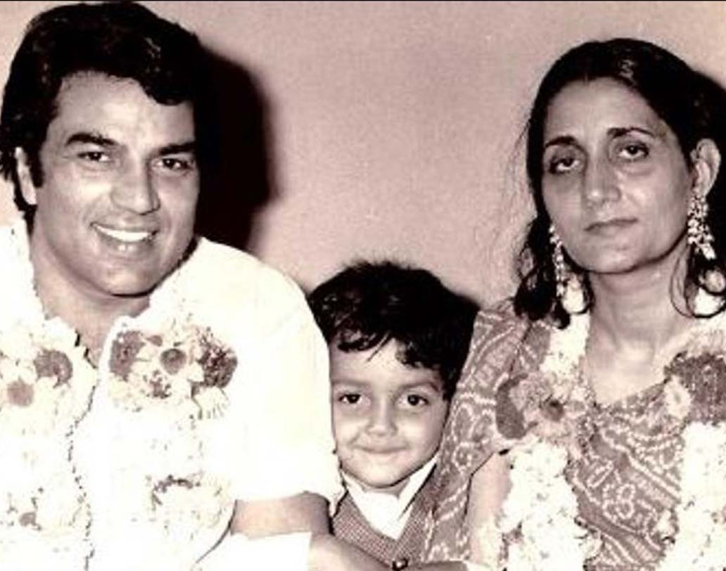 ধর্মেন্দ্রর প্রথম পক্ষের স্ত্রী প্রকাশ কাউর। পরে ধর্ম বদল করে হেমা মালিনীকে বিয়ে করেন ধর্মেন্দ্র। কিন্তু কখনওই তাঁদের সম্পর্ক নষ্ট হয়নি।