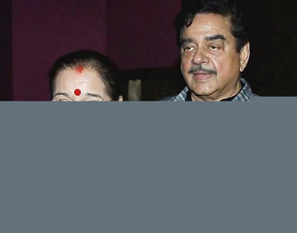 অভিনেত্রী রীনা রায়ের সঙ্গে শত্রুঘ্ন সিনহার পরকীয়ার কথা সিনে দুনিয়ার অন্যতম সেরা গসিপ। কিন্তু স্ত্রী পুনম সিনহা সব সময়ই তাঁর পাশে ছিলেন।