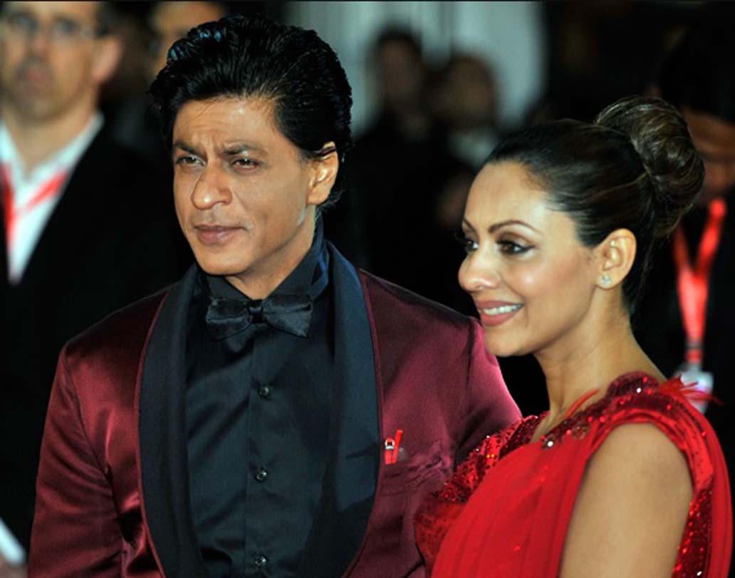 প্রিয়ঙ্কা চোপড়ার সঙ্গে নাম জড়িয়েছে শাহরুখেরও। যদিও স্ত্রী গৌরী খান কোনওদিন এ নিয়ে মন্তব্য করেননি।