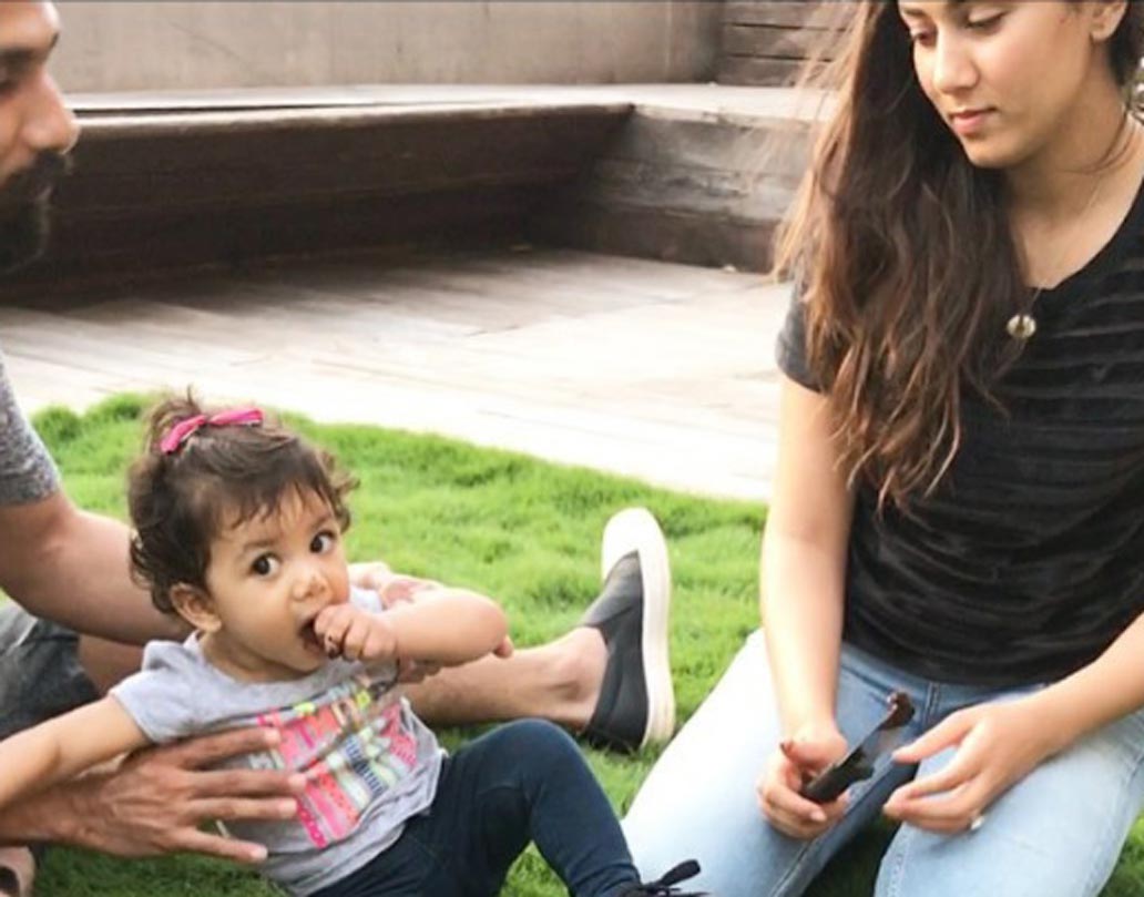 বাবা-মায়ের সঙ্গে প্রথম বিদেশে বেড়াতে গিয়ে ছবি।