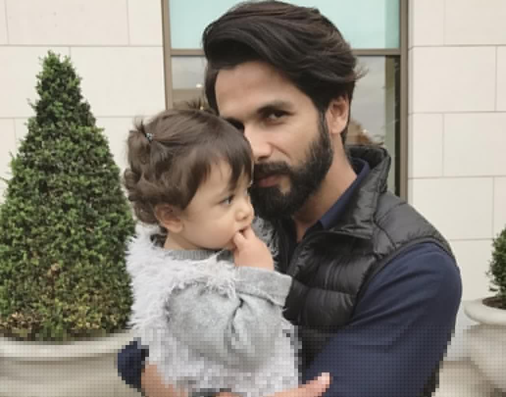 বাবার সঙ্গে পোজ দিতে গিয়ে। শাহিদ তো পোজ দিয়েছিলেন, কিন্তু মিশার নজর কোনদিকে?