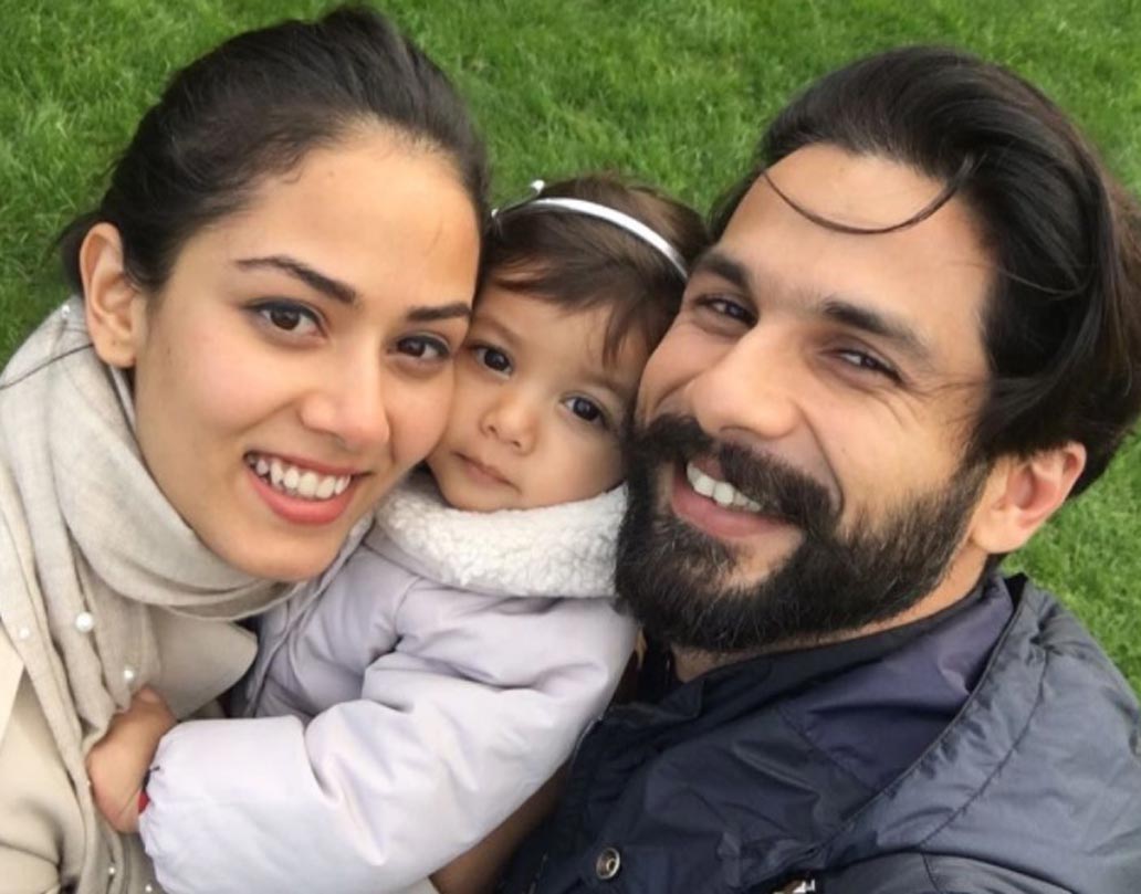 বাবা-মায়ের সঙ্গে হ্যাপি ফ্যামিলি ছবি।