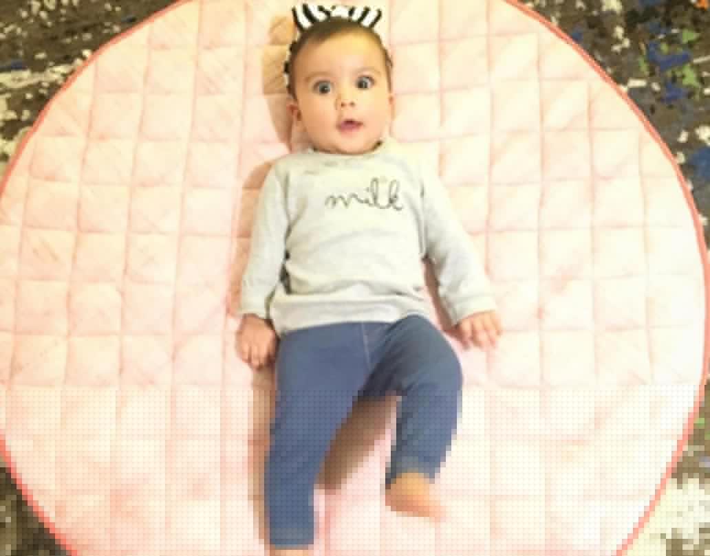 এই ছবিটা মীরা পোস্ট করেছিলেন। ক্যাপশনে লিখেছিলেন, মু মু মিশি...