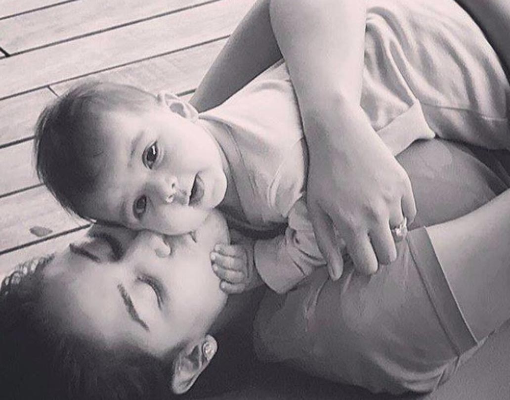 এটা তো মায়ের সঙ্গে আদরের ছবি। মীরা ও শাহিদের লাডলি মিশা কিন্তু বি-টাউনের জনপ্রিয় স্টার কিড।