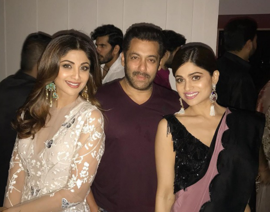 সলমনের সঙ্গে পোজ দিয়ে ছবি তুললেন শিল্পা শেট্টি এবং শমিতা শেট্টি।