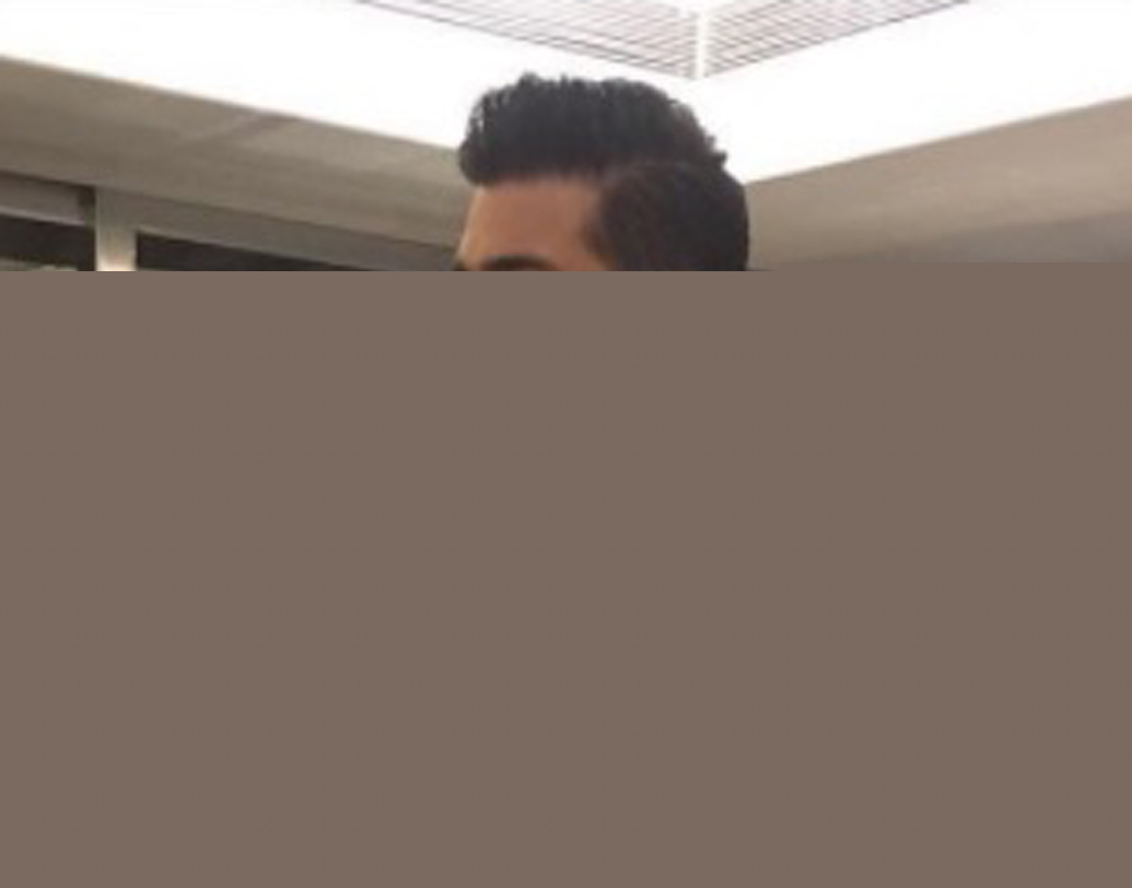 কর্ণ জোহরের সাজ দেখেছেন। দিওয়ালি পার্টিতে যাওয়ার জন্য স্পেশ্যাল ভাবে তৈরি কর্ণের এই কুর্তা।