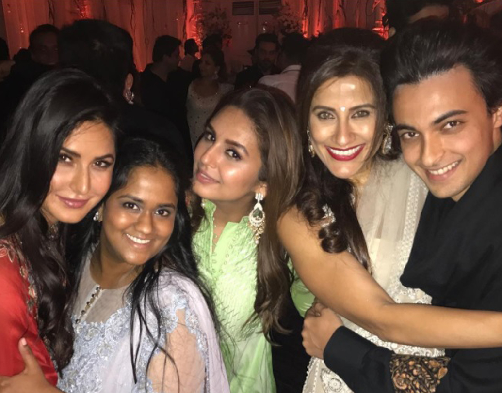 সলমন তো ছিলেনই পার্টিতে দেখা গেল ক্যাটরিনাকেও। যদিও সলমনের সঙ্গে এক ফ্রেমে ধরা দেননি ক্যাট।