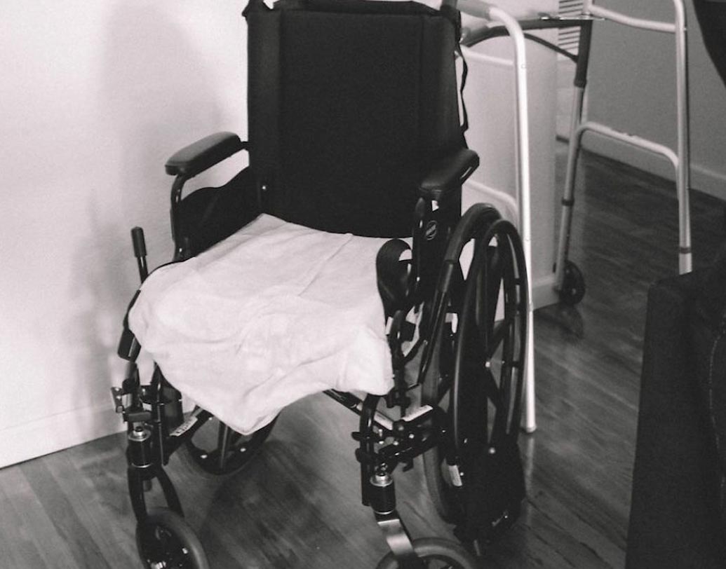 সুখী পরিবারটির উপরে যেন হঠাৎই অভিশাপ নেমে আসে। ব্রিয়ানা তখন বাপের বাড়ি। এক সকালে ঘুম ভেঙে জানতে পারেন অস্টিনকে হাসপাতালে ভর্তি করা হয়েছে। কিন্তু কেন? তখনও জানতেন না।