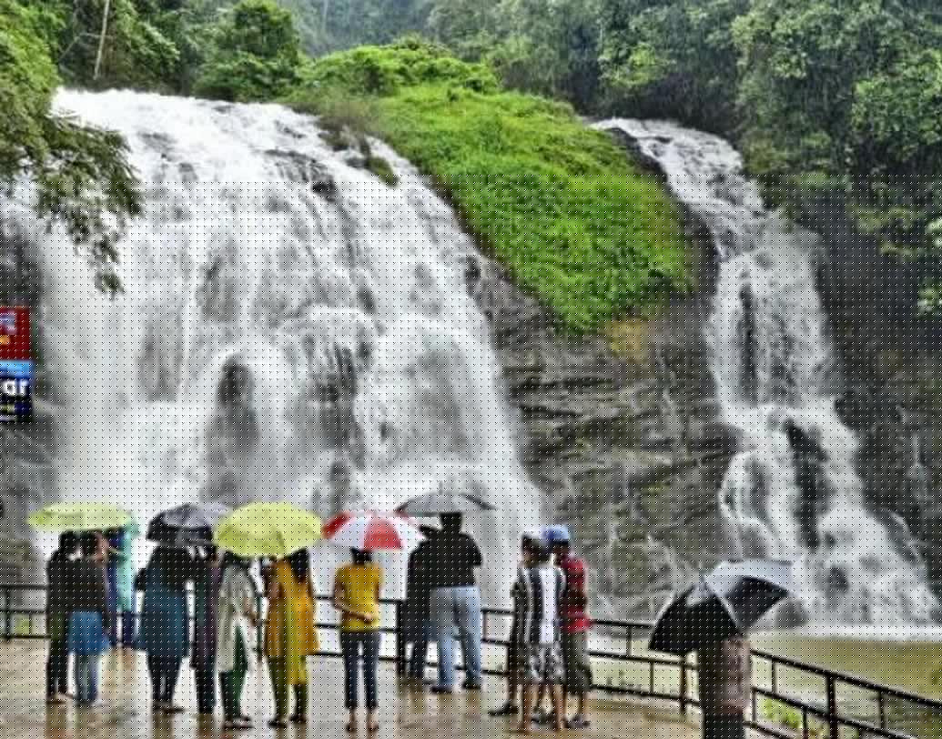 কুর্গ: কর্নাটকের কুর্গে আব্বি, চেলাভারা এবং ইরুপ্পু এই তিনটে জলপ্রপাত ভীষণই আকর্ষণীয়।
