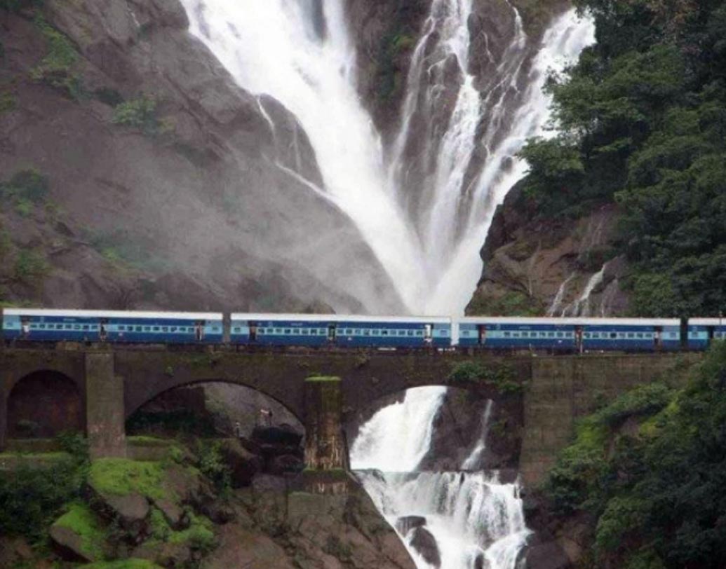 গোয়া: আটটিরও বেশি সংখ্যায় আকর্ষণীয় জলপ্রপাত রয়েছে গোয়াতে। তার মধ্যে হারভালেম এবং দুধসাগর জলপ্রপাত সবচেয়ে আকর্ষণীয়।