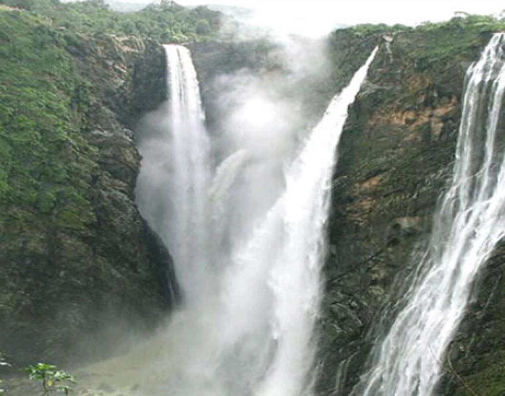 মুন্নার: ছোট, বড় একাধিক জলপ্রপাত রয়েছে মুন্নারে। চোখ ধাঁধানো প্রকৃতির এই রূপ দেখতে গেলে গ্রীষ্মকালে চলে যান মুন্নার।