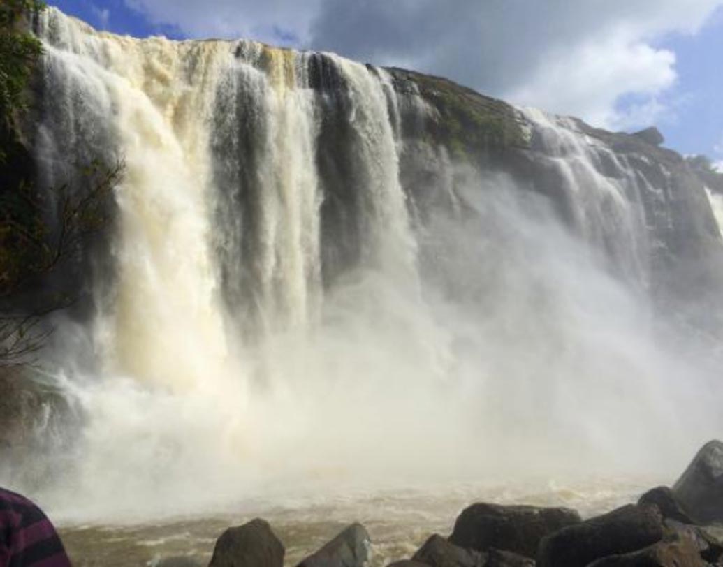 আথিরাপিল্লি: কেরলের আথিরাপিল্লির মধ্যে দিয়ে বয়ে যাওয়া চালাকুদি নদীতে ৮০ ফুট উঁচু থেকে পড়ছে এই জলপ্রপাতটি।