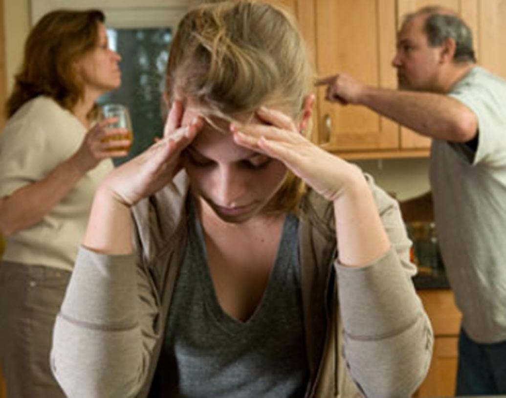 প্রত্যেক পরিবারেই কিছু না কিছু সমস্যা রয়েছে। তাই অন্দরমহলের জটিলতা কখনও অন্যের সামনে তুলে ধরবেন না।