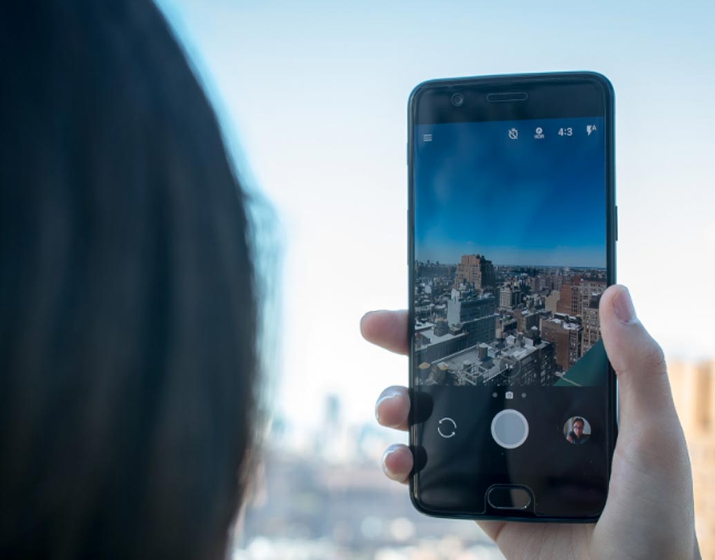 সেখানে ওয়ান প্লাস ৫-এর ওজন ১৫৩ গ্রাম।