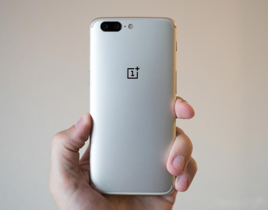 তবে ওয়ান প্লাস ৫-এর ফ্রন্ট ক্যামেরা আরও একটি বেশি উন্নত। ১৬ মেগাপিক্সেল ফ্রন্ট ক্যামেরা রয়েছে এতে।
