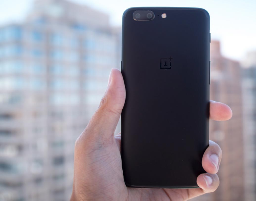 আর ওয়ানপ্লাস ৫-এর ব্যাটারির ক্ষমতা শাওমি এমআই মিক্স ২-এর চাইতে একটু কম। এই ফোনের ব্যাটারির ক্ষমতা ৩৩০০ এমএএইচ।