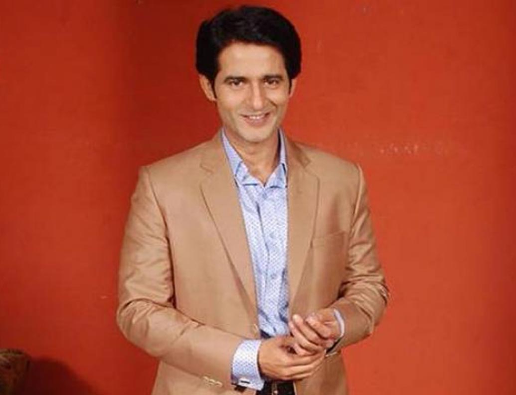 বিগবস থেকে আয়ের বিচারে এরপরেই রয়েছে ‘কিউ কি সাঁস ভি কভি বহু থি’-খ্যাত হিতেন তেজওয়ানি। সেই বিখ্যাত ডেইলি সোপটি শেষ হওয়ার পর তেমন ভাবে লাইমলাইটে দেখা যায়নি এই অভিনেতাকে। ‘বিগ বস ১১’তে তাঁর পারিশ্রমিক নাকি সপ্তাহ পিছু সাত থেকে সাড়ে সাত লক্ষ টাকা।