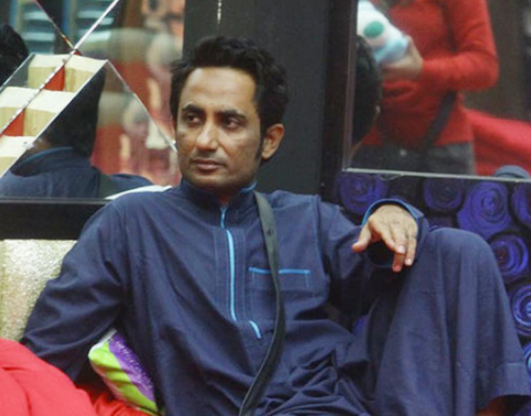 ইতিমধ্যেই সলমনের সঙ্গে তর্কাতর্কিতে জড়িয়ে শোয়ের বাইরে জুবের খান। তাঁর কথা মতো তিনি প্রতি সপ্তাহে ২৫ হাজার টাকা করে পেতেন তিনি।