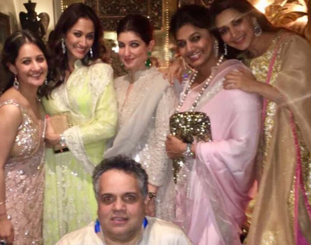 দিওয়ালির জমকালো সেলিব্রেশনে হাজির ছিলেন টুইঙ্কল খান্না এবং সোনালী বেন্দ্রেও। দু’জনেই ছিলেন গর্জাস সাজে।