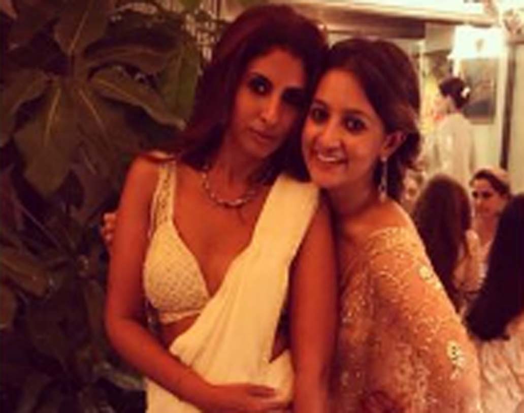 শ্বেতার অবশ্য পছন্দ সাদা শাড়ি। গর্জাস সাজে না দেখা গেলেও, শ্বেতার এদিনের লুক ছিল বেশ আলাদা।