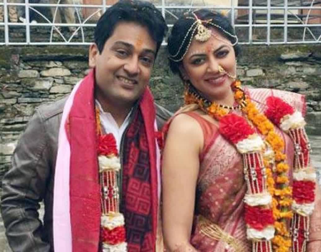 কবিতা কৌশিক ও রনিত বিশ্বাস- ‘এফআইআর’ খ্যাত অভিনেত্রী কবিতা কৌশিকও বিয়ে করেছেন এই বছরেই। তবে খুব সাধারণ ভাবেই নিজের বিয়ে সেরেছন এই অভিনেত্রী। অনেক দিনের বন্ধু রনিত বিশ্বাসের সঙ্গে কেদারনাথের শিব-পার্বতী মন্দিরে বিয়ে সারেন কবিতা। কিন্তু বিয়ের সিদ্ধান্তটি তড়িঘড়িই নিয়েছিলেন কবিতা। ২ দিনের ব্যবধানে সিদ্ধান্ত নিয়ে বিয়ের পিড়িতে বসেছিলেন তিনি। সেই কথা ফেসবুকে নিজেই জানিয়েছিলেন কবিতা কৌশিক।