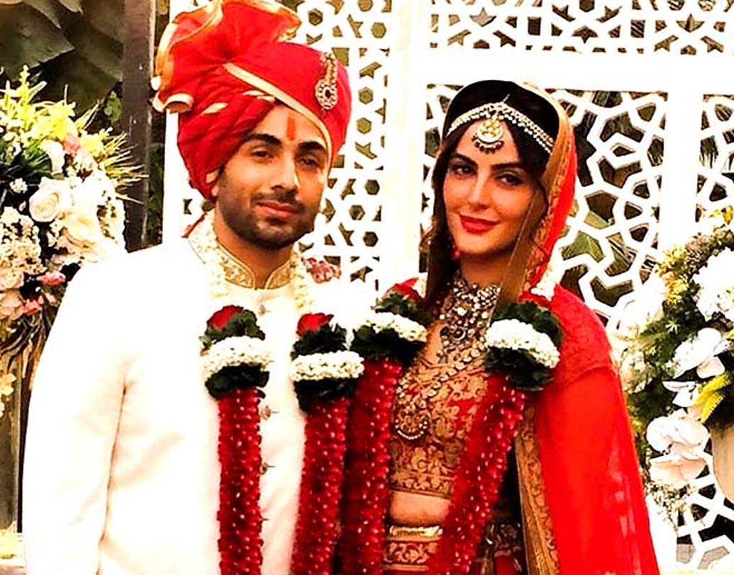 মন্দানা করিমি ও গৌরব গুপ্ত- চলতি বছরে বিয়ে করেছেন বিগ বসের প্রাক্তন প্রতিযোগী মন্দানা করিমি। জানুয়ারিতে বন্ধু গৌরব গুপ্তকে বিয়ে করেন মন্দানা। হাজির ছিলেন শাহিদ কপূর থেকে বি-টাউনের বহু সেলেব। যদিও বিয়ের ছ’মাসের মধ্যেই শ্বশুরবাড়ির বিরুদ্ধে বধু নির্যাতনের অভিযোগ করেন মন্দানা।