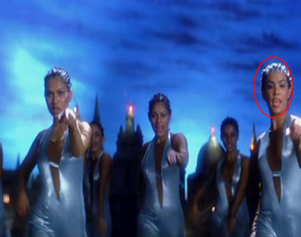 ইশা শারওয়ানি বলিউডের বিখ্যাত ডান্সার। শামাক দাভরের ডান্স ট্রুপে তাঁকে হামেশাই দেখা যায়। ঐশ্বর্যার ‘তাল’ ছবিতে ব্যাকগ্রাউন্ড ডান্সার হিসেবে দেখা গিয়েছিল ইশাকে।